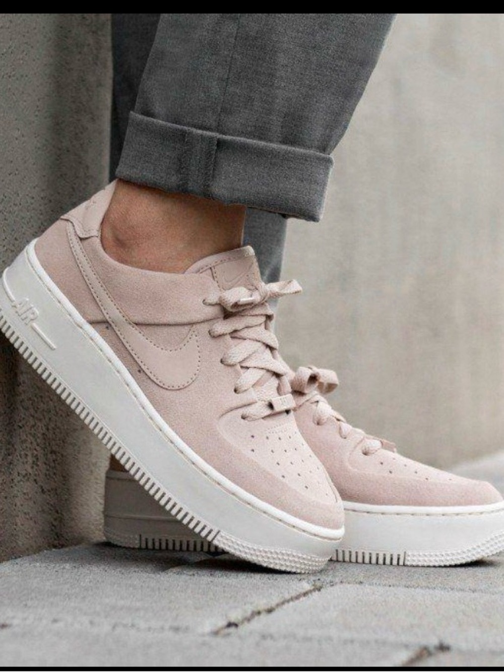 Nike
Women's Air Force 1
Low Top suede sneakers light pink 6.5